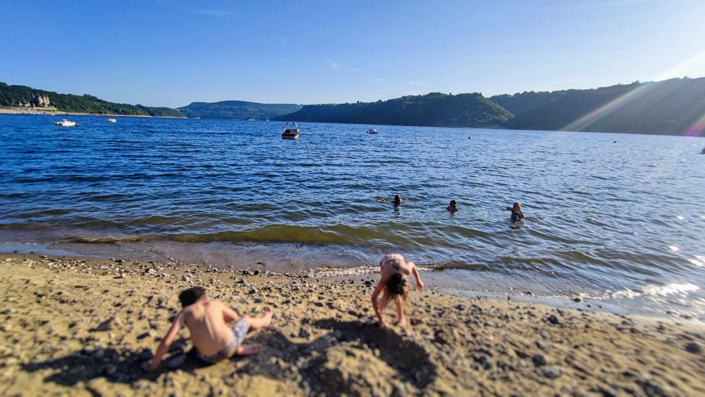 Enfants jouant au bord de l'eau en fin de journée sur la plage de Beaulieu