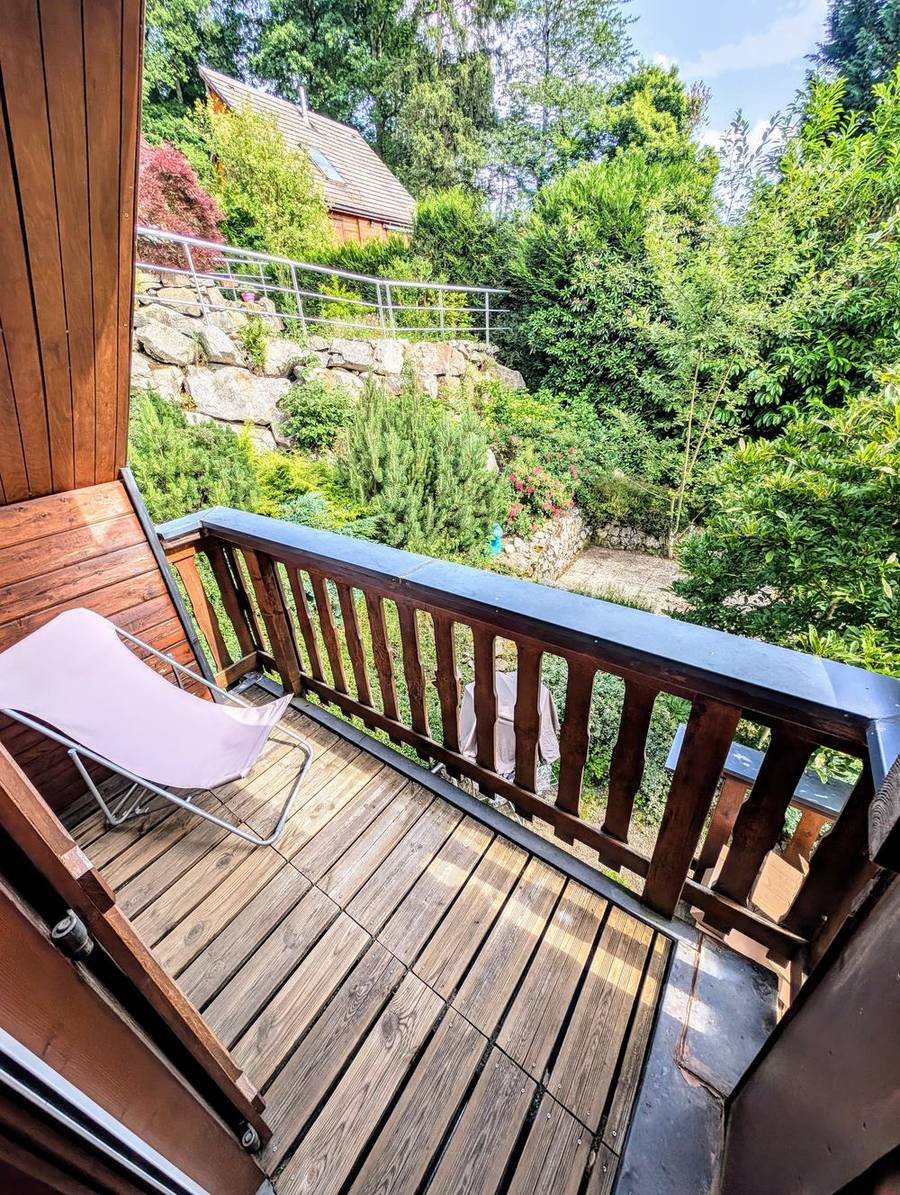 Le petit balcon privé d'une chambre à l'étage, avec un transat