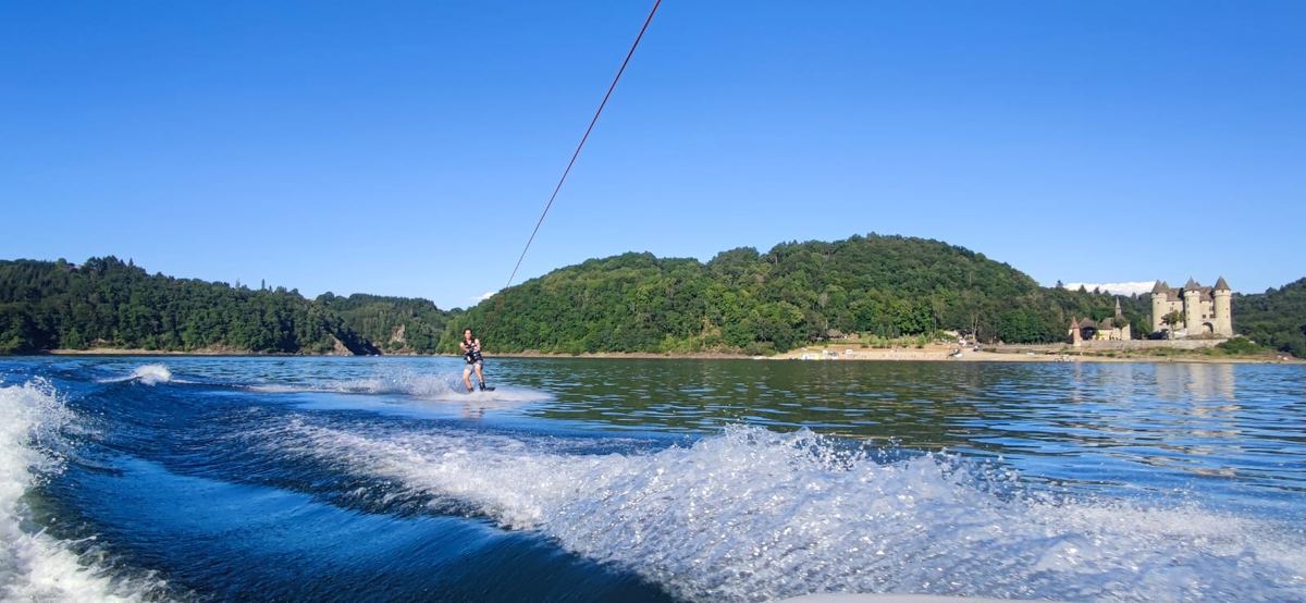 Ski nautique sur le lac, le château de Val en arrière-plan