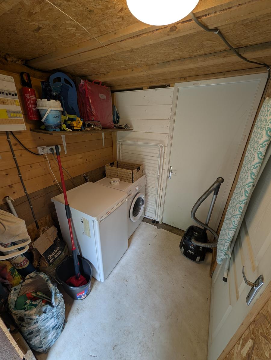 La buanderie du chalet, lave-linge, congélateur et matériel de plage