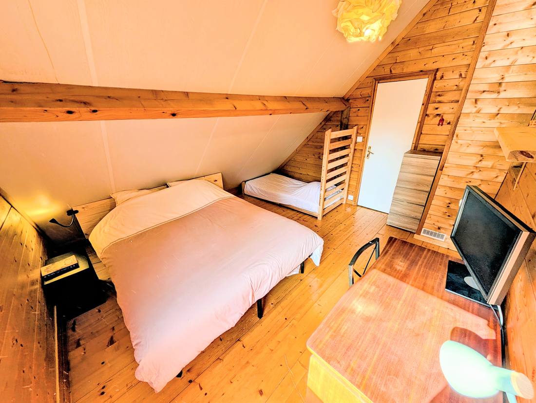 Chambre 2 sous les combles, lit queen, lit simple et bureau