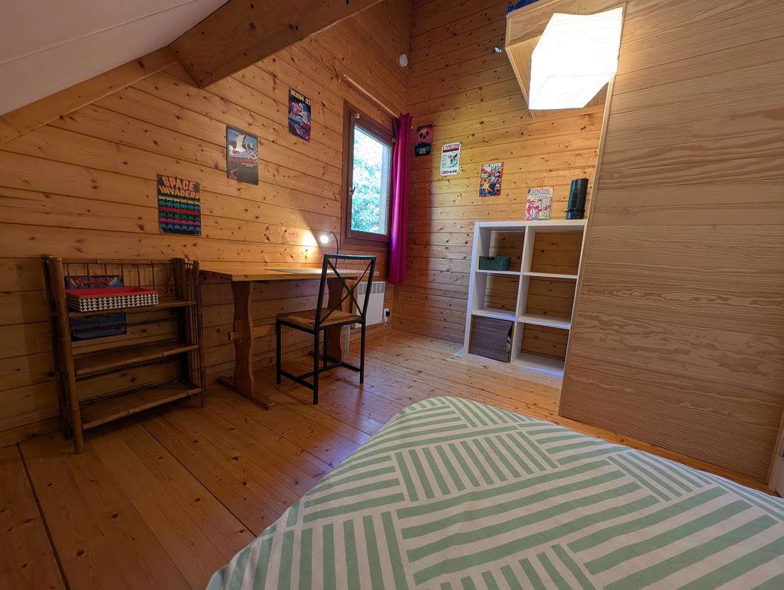 Chambre 3 sous les combles, lit double, bureau et affiches de jeux vidéo rétro