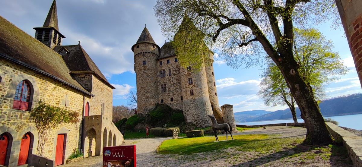 La cour du château de Val avec sa chapelle et le lac en arrière-plan