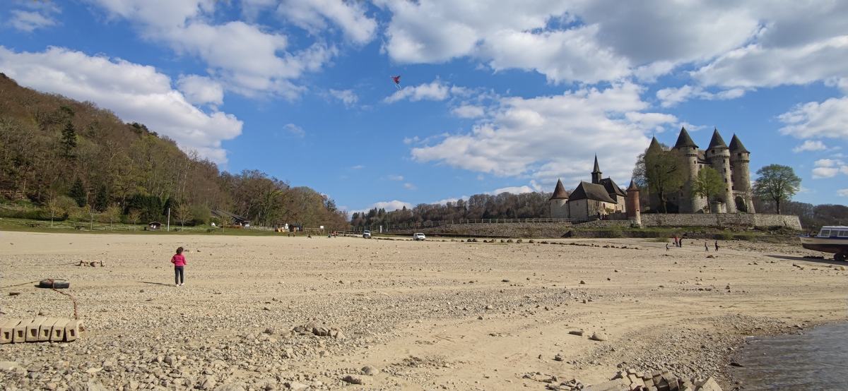 La grande plage devant le château de Val au printemps