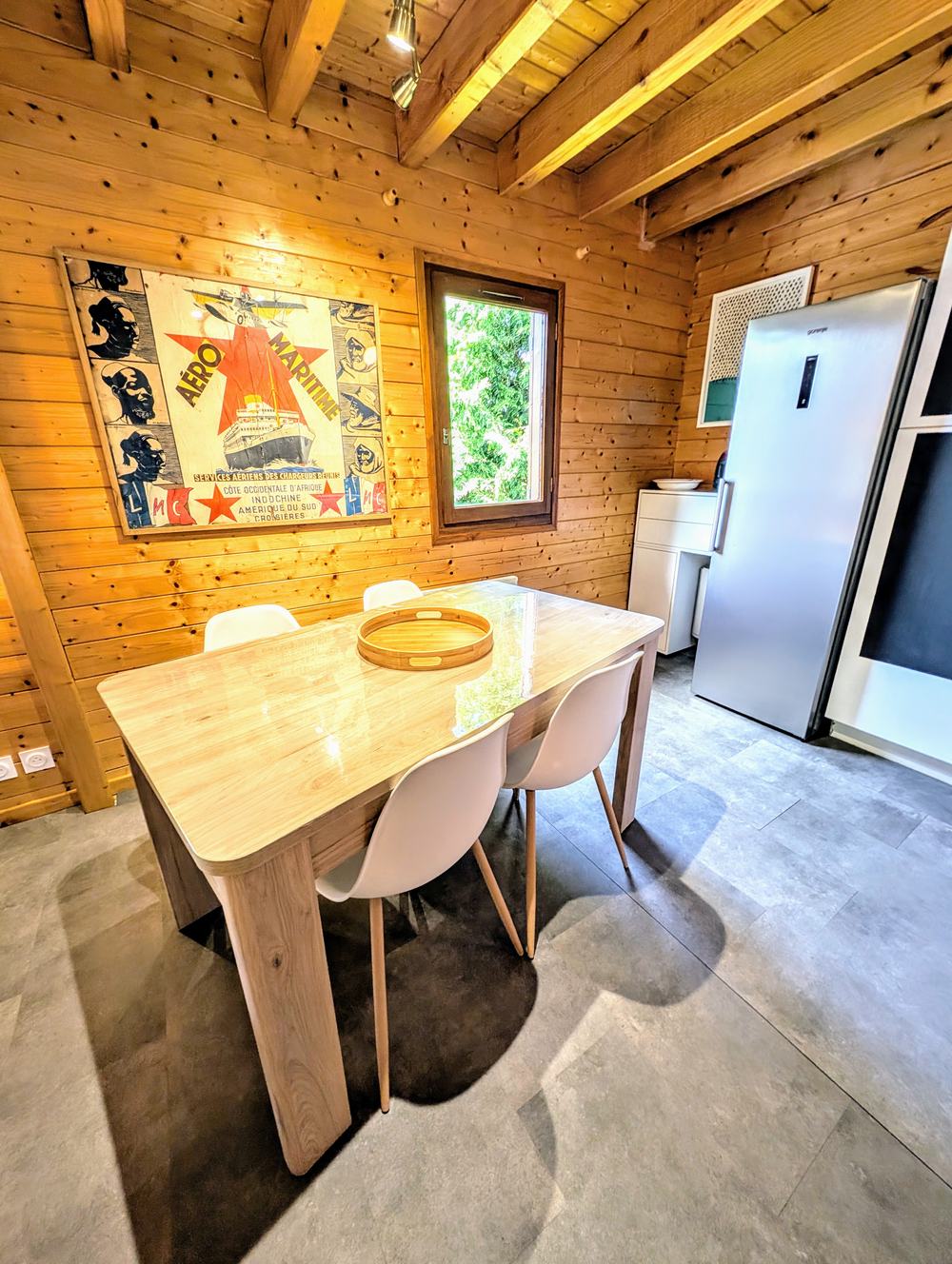 Le coin repas du chalet, table en bois clair et 4 chaises