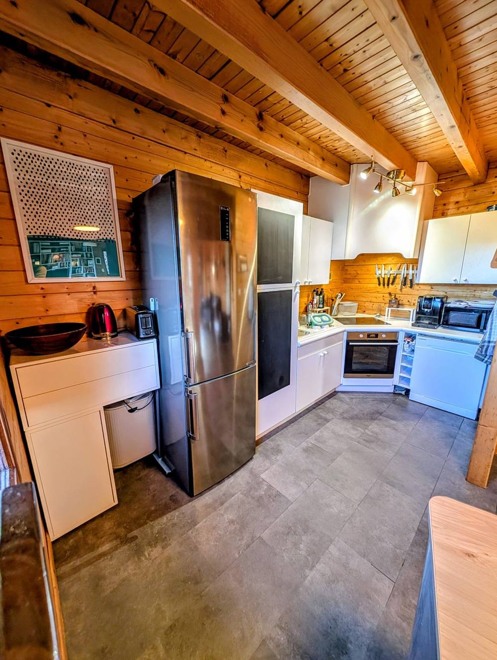 La cuisine équipée du chalet, four, lave-vaisselle, plaque induction et grand réfrigérateur