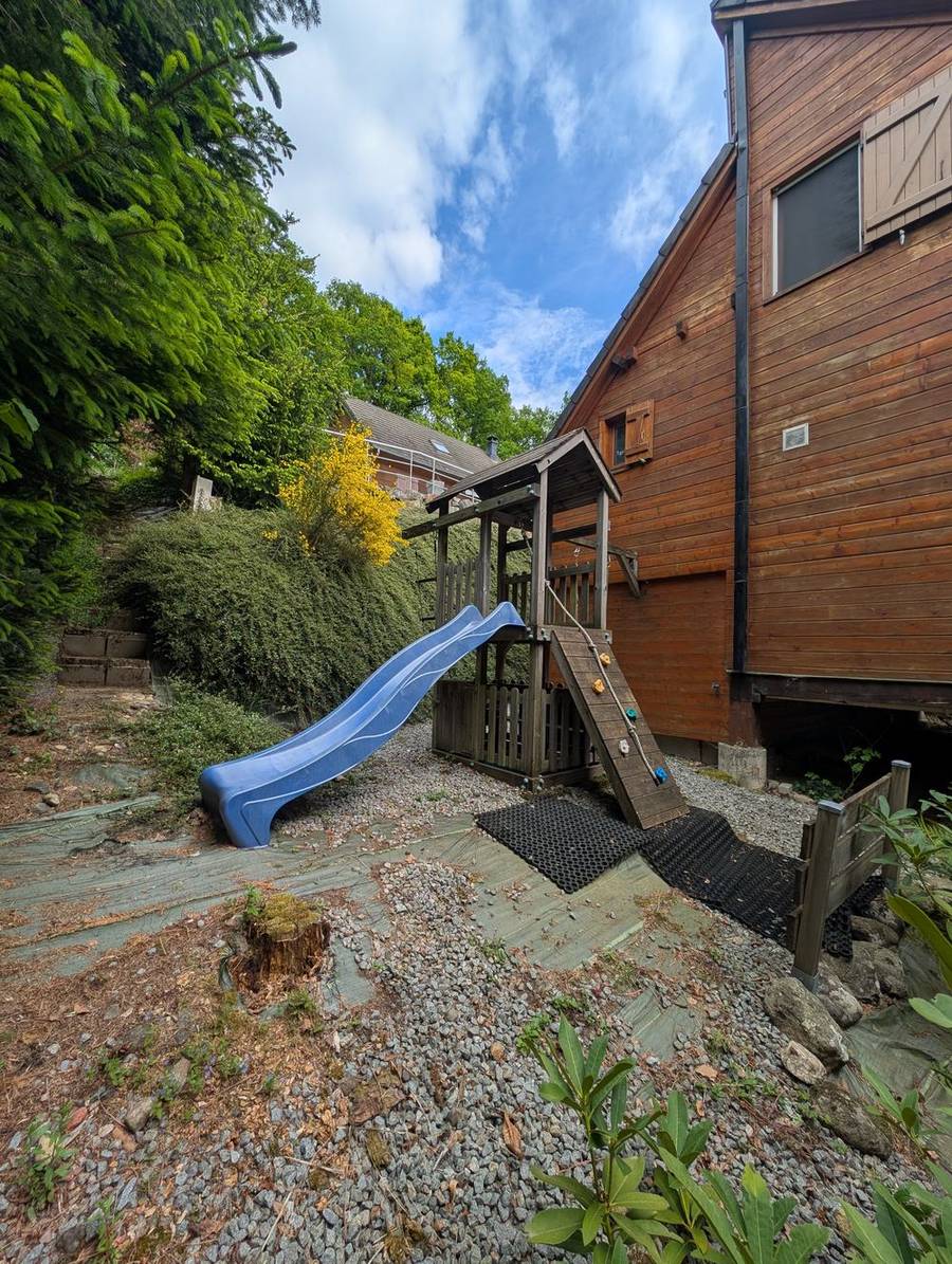 Le toboggan et le mur d'escalade, contre la façade du chalet