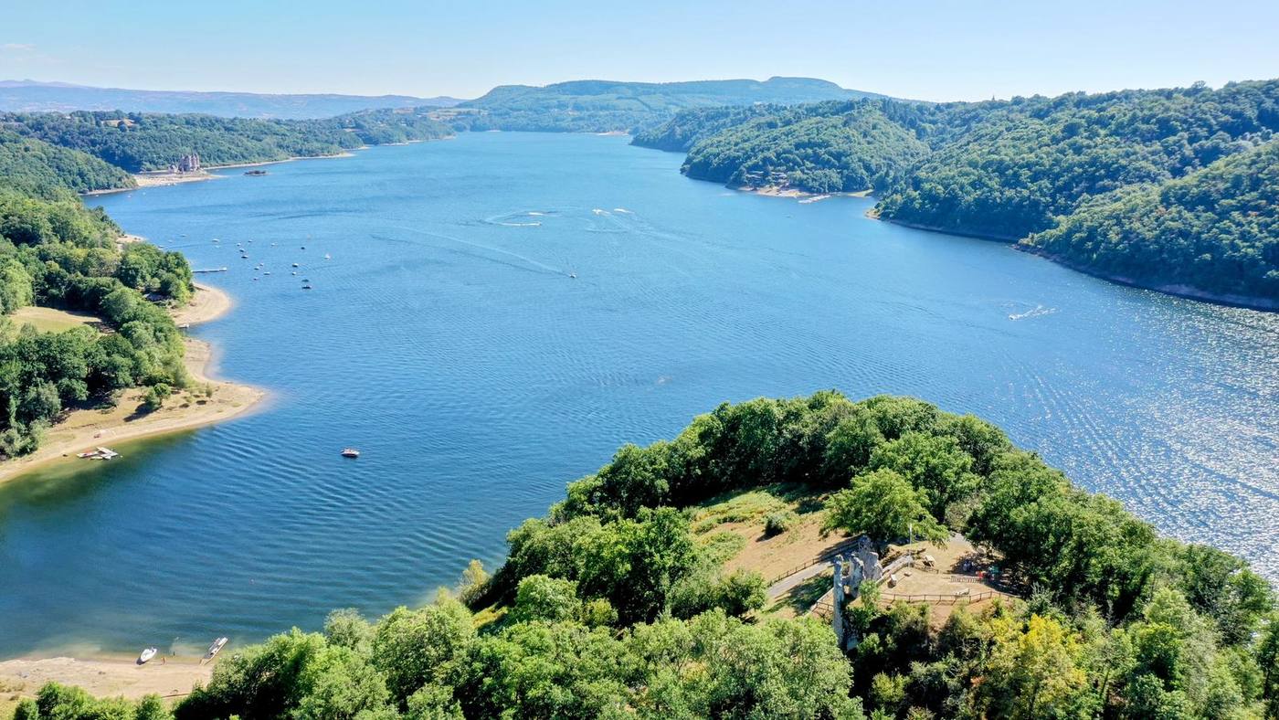 Le lac de Bort-les-Orgues au milieu des collines