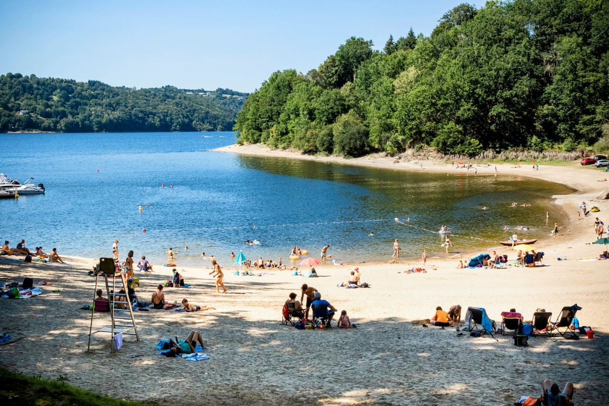 La plage de la Siauve en été, sable, baigneurs et chaise de surveillance