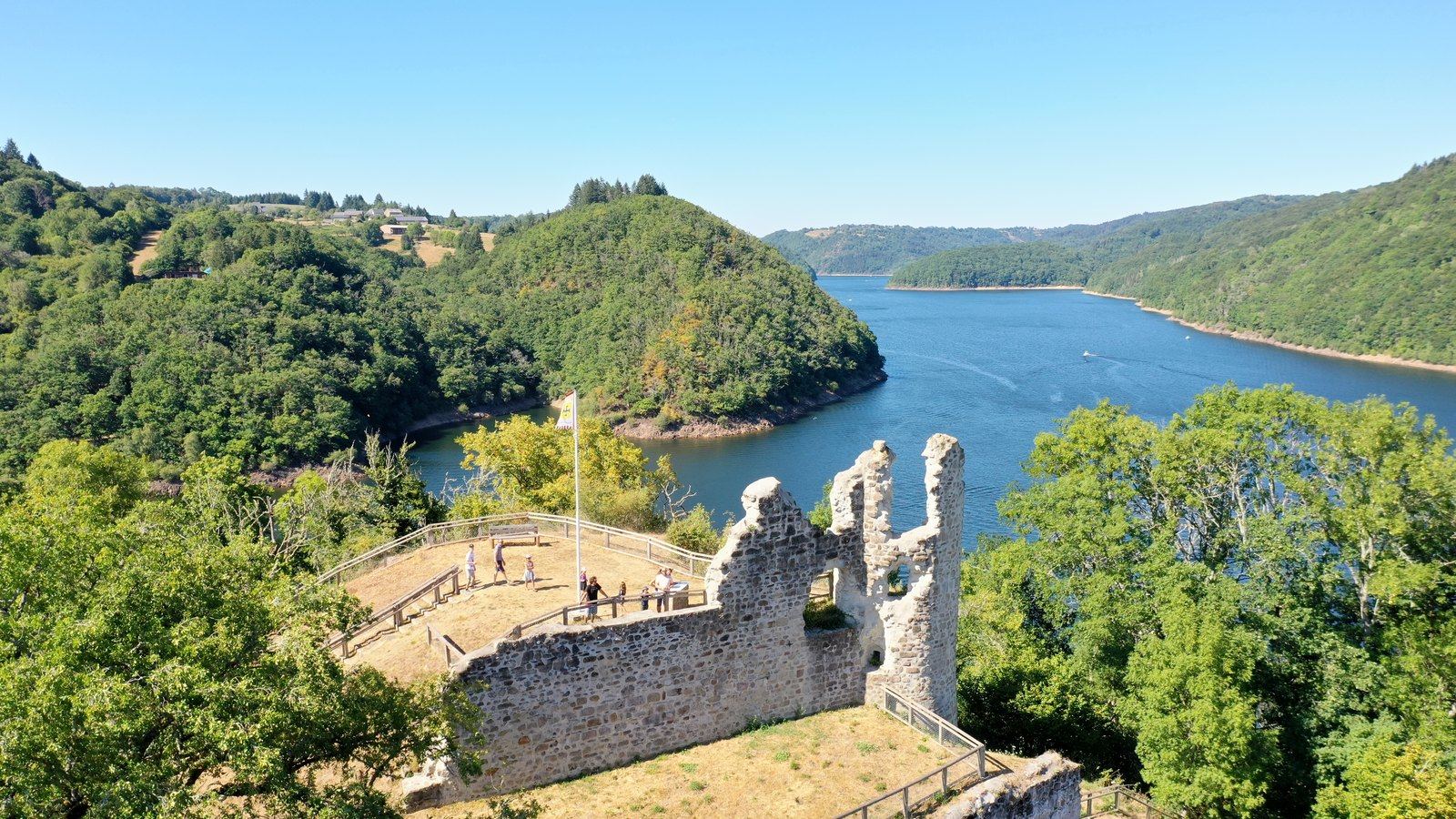Les ruines du château de Thynières dominant les 2 bras du lac de Bort-les-Orgues